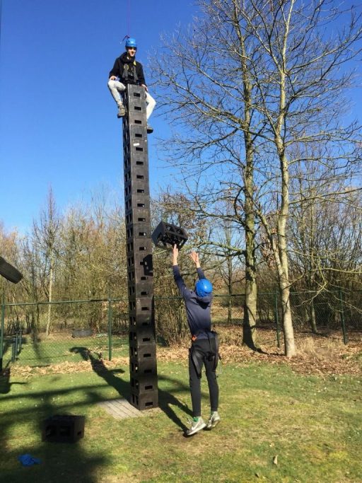 Kratjestapelen brabant bedrijfsuitje